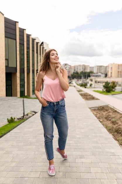 Mujer joven de aspecto casual caminando