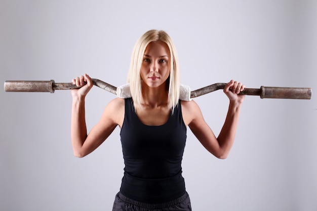 Foto gratuita mujer joven atleta con barra de ejercicio