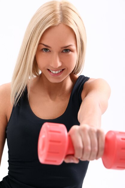 Mujer joven atleta con pesas