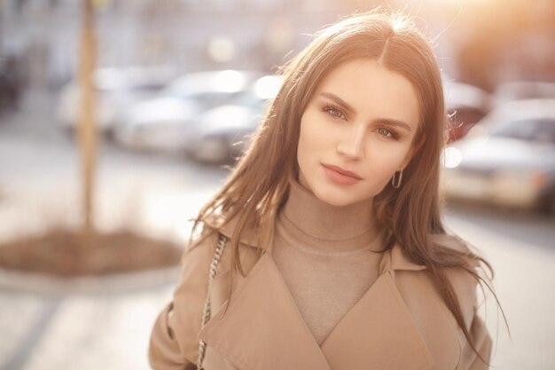 mujer joven atractiva al aire libre