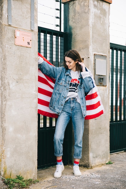 Mujer joven atractiva con bandera