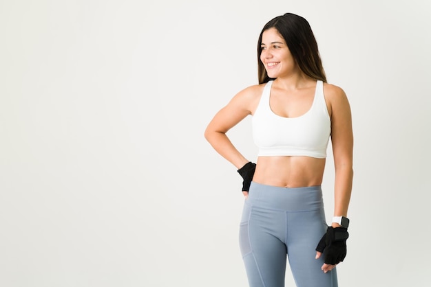 Mujer joven atractiva con un estilo de vida saludable trabajando. Atleta en forma sonriendo y generando endorfinas