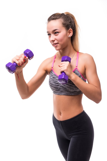 Mujer joven atractiva fitness chica hacer diferentes ejercicios aeróbicos patadas con pesas en blanco vestidas con ropa deportiva