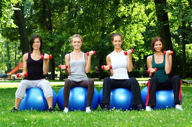 Mujer joven y atractiva haciendo ejercicios de fitness