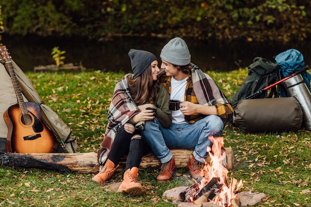 Mujer joven atractiva y hombre guapo pasan tiempo juntos en la naturaleza