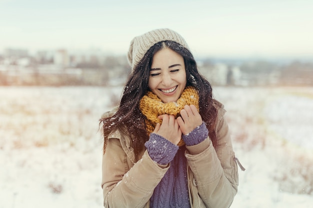 Mujer joven atractiva en invierno al aire libre