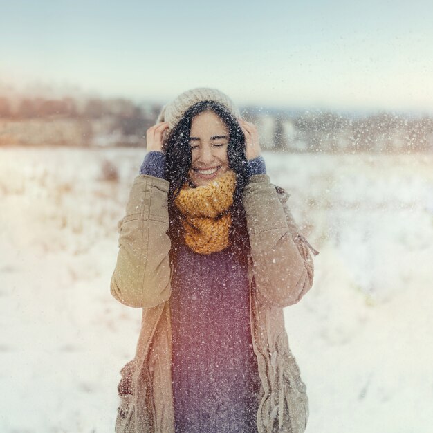 Mujer joven atractiva en invierno al aire libre