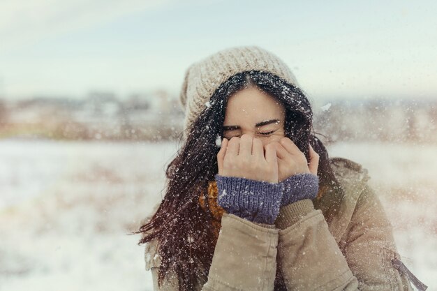 Mujer joven atractiva en invierno al aire libre