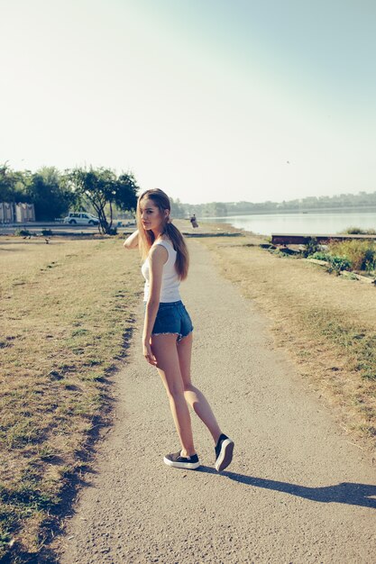 Mujer joven atractiva paseando al aire libre