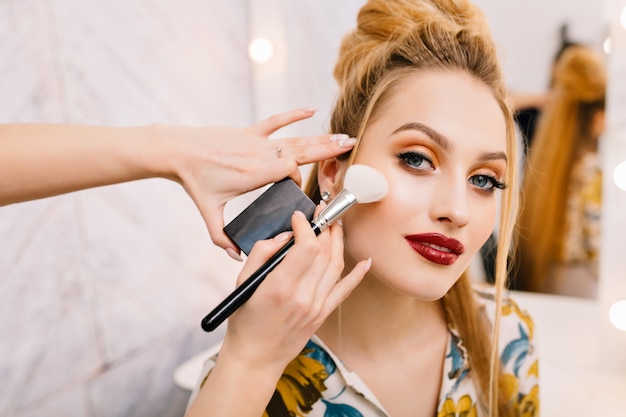 Mujer joven atractiva en salón de belleza