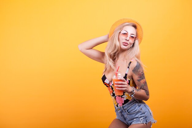 Mujer joven atractiva sentirse bien bebiendo jugo de naranja