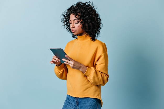 Mujer joven atractiva con tableta digital