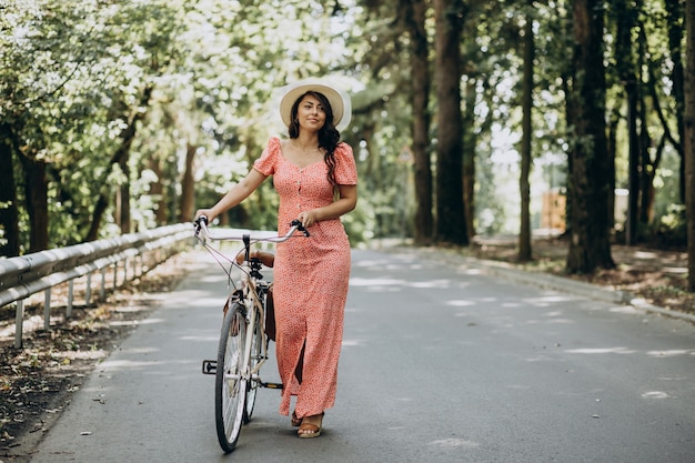 Mujer joven, atractivo, en, vestido, equitación, bicicleta