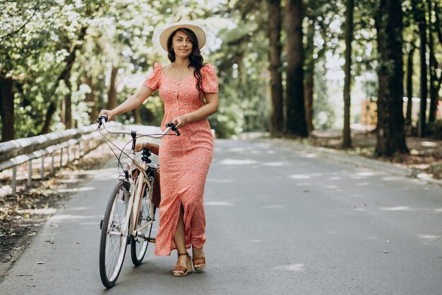 Mujer joven, atractivo, en, vestido, equitación, bicicleta