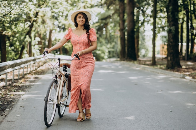 Mujer joven, atractivo, en, vestido, equitación, bicicleta