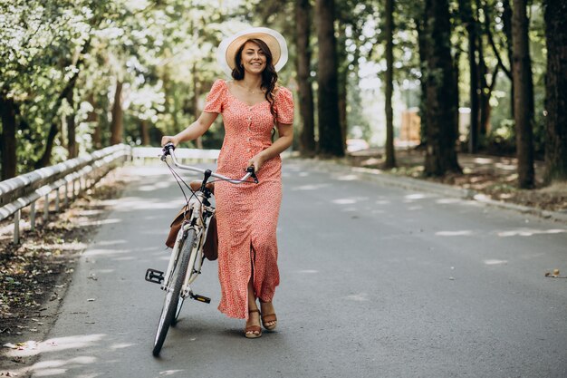 Mujer joven, atractivo, en, vestido, equitación, bicicleta