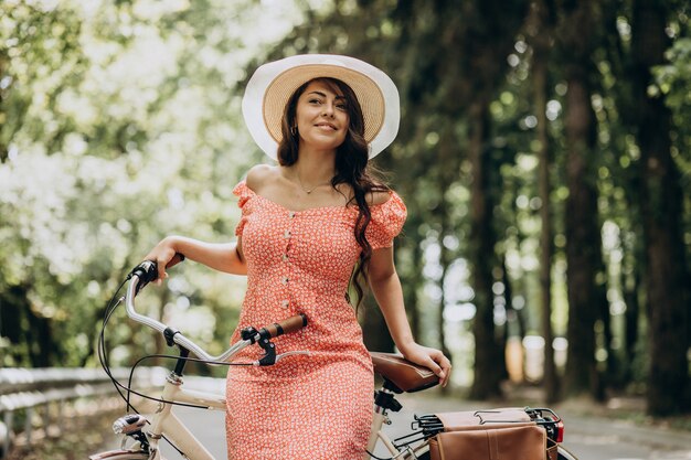 Mujer joven, atractivo, en, vestido, equitación, bicicleta