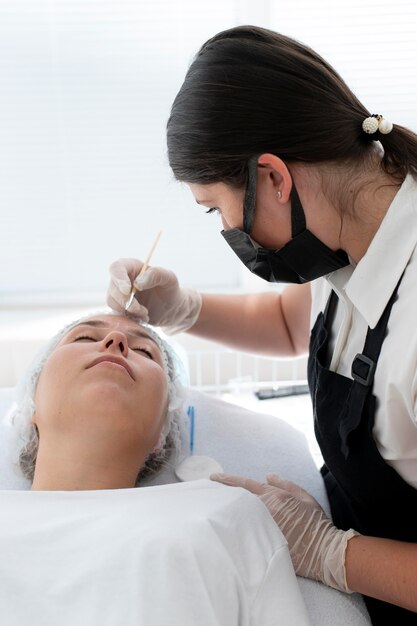 Mujer joven atravesando un procedimiento de microblading