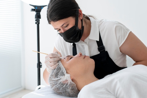 Mujer joven atravesando un procedimiento de microblading