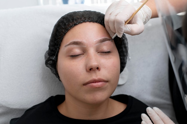 Mujer joven atravesando un procedimiento de microblading