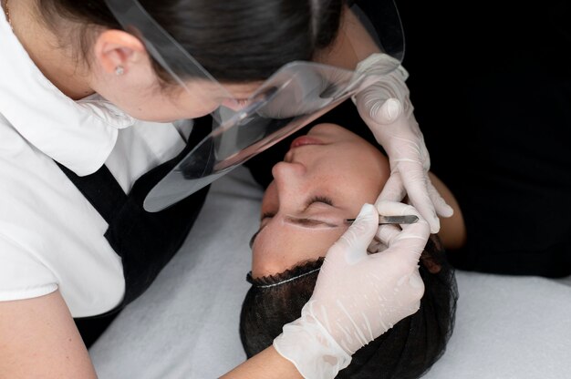 Mujer joven atravesando un procedimiento de microblading