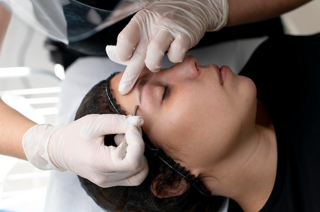 Mujer joven atravesando un procedimiento de microblading