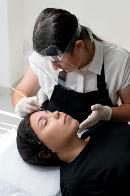 Mujer joven atravesando un procedimiento de microblading