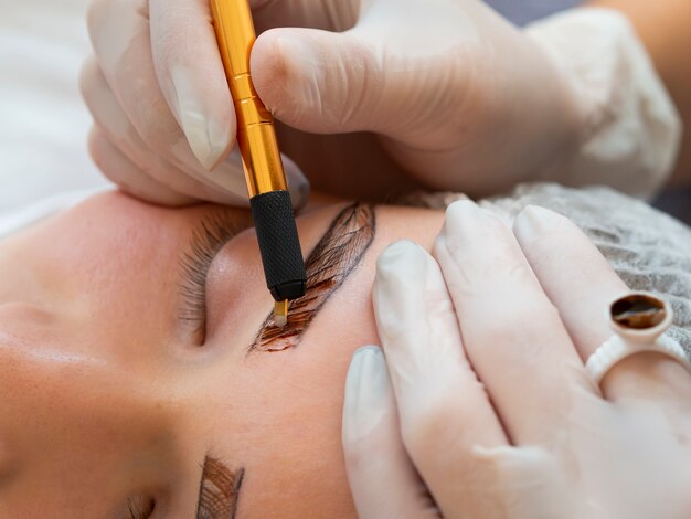 Mujer joven atravesando un procedimiento de microblading