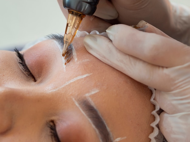 Mujer joven atravesando un procedimiento de microblading