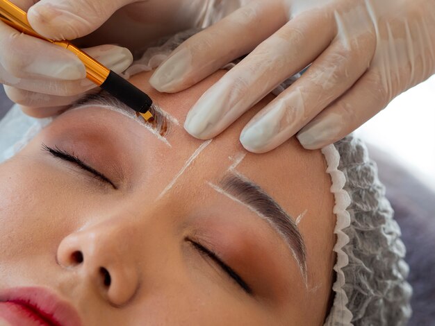 Mujer joven atravesando un procedimiento de microblading