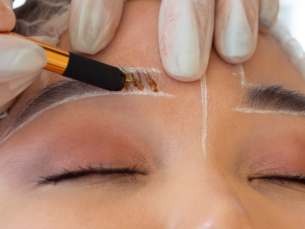 Mujer joven atravesando un procedimiento de microblading