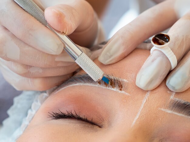 Mujer joven atravesando un procedimiento de microblading