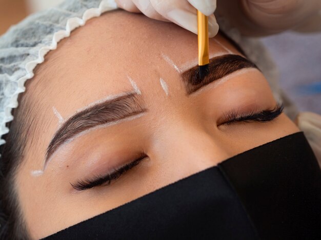 Mujer joven atravesando un procedimiento de microblading