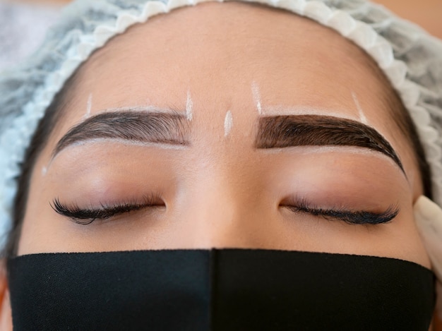 Mujer joven atravesando un procedimiento de microblading