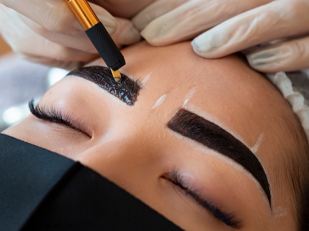 Mujer joven atravesando un procedimiento de microblading