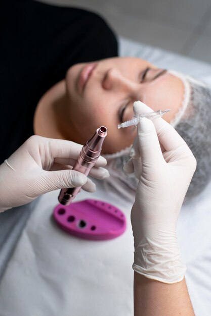 Mujer joven atravesando un tratamiento de microblading