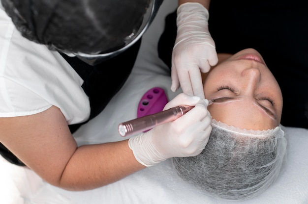 Mujer joven atravesando un tratamiento de microblading