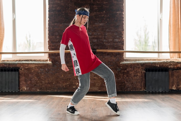 Foto gratuita mujer joven bailando en el estudio