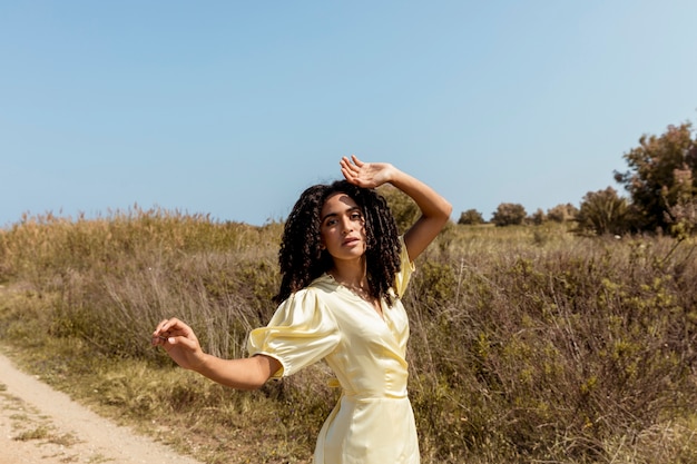 Mujer joven bailando en la naturaleza