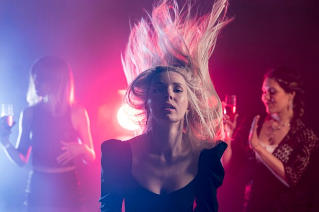 Mujer joven, bailando