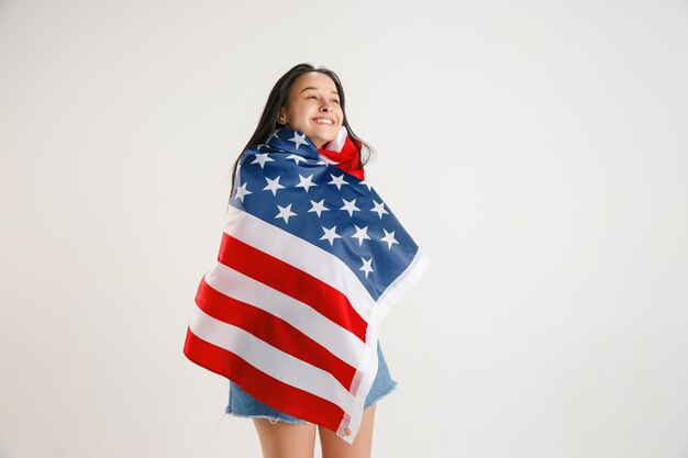 Mujer joven con la bandera de Estados Unidos de América