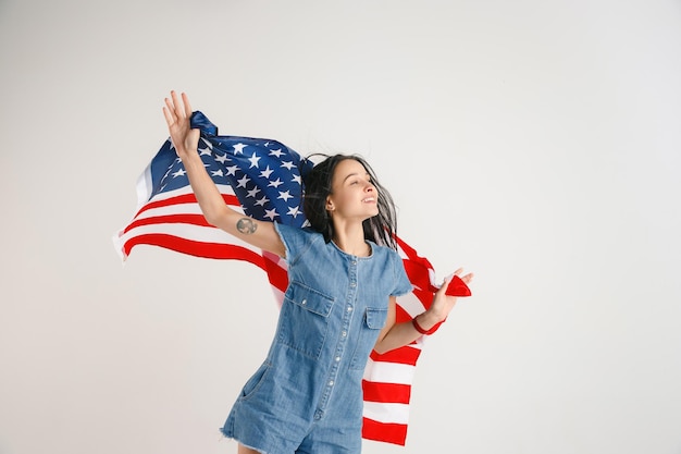 Foto gratuita mujer joven con la bandera de estados unidos de américa