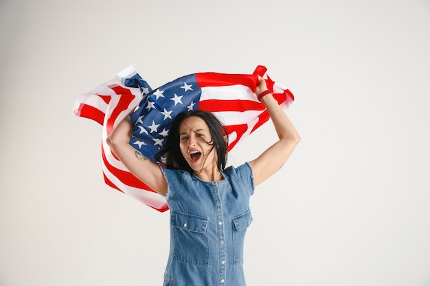 Foto gratuita mujer joven con la bandera de estados unidos de américa