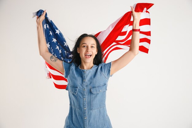 Mujer joven con la bandera de Estados Unidos de América