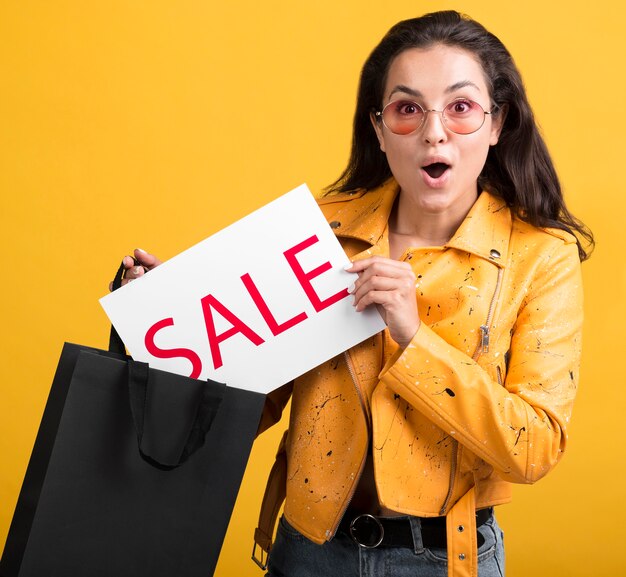 Mujer joven en banner de ventas de chaqueta de cuero amarillo