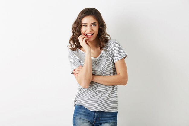 Mujer joven bastante coqueta vestida con traje casual estilo hipster sonriendo feliz, estilo adolescente estudiante, hermosa modelo posando mirando a puerta cerrada, aislado sobre fondo blanco