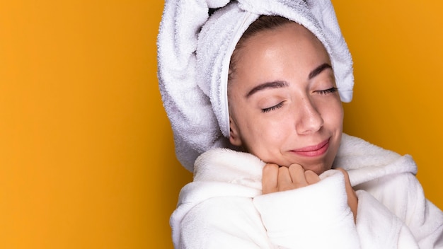 Mujer joven con bata de baño relajante