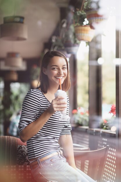 Mujer joven, bebida, batido