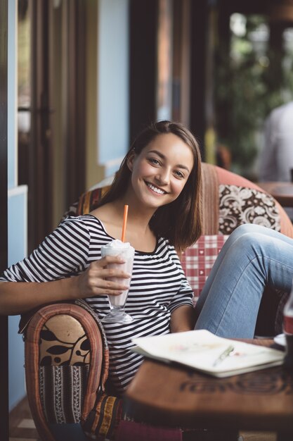 Mujer joven, bebida, batido