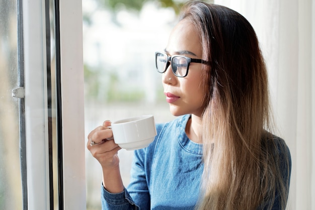 Mujer joven, bebida, café